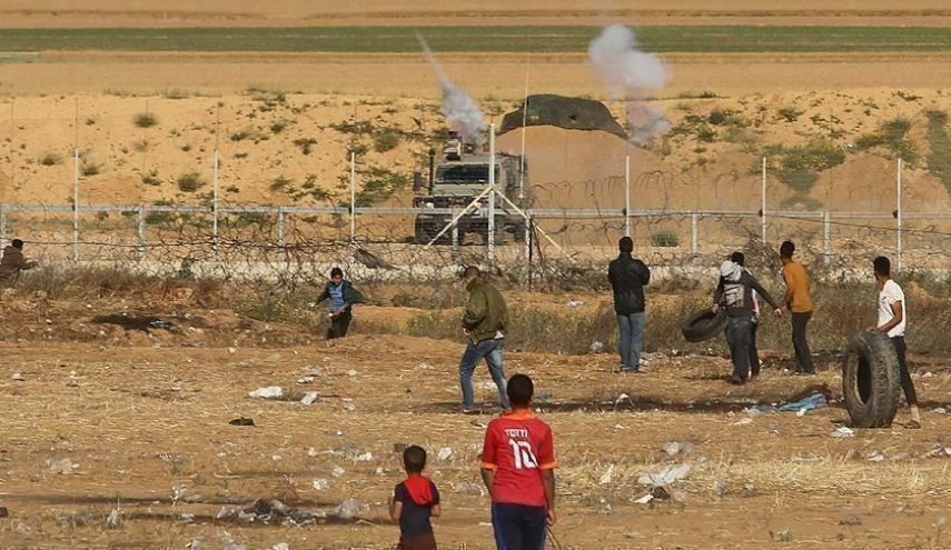 شبان فلسطينيون يحطمون بوابة إسرائيلية جنوب غزة