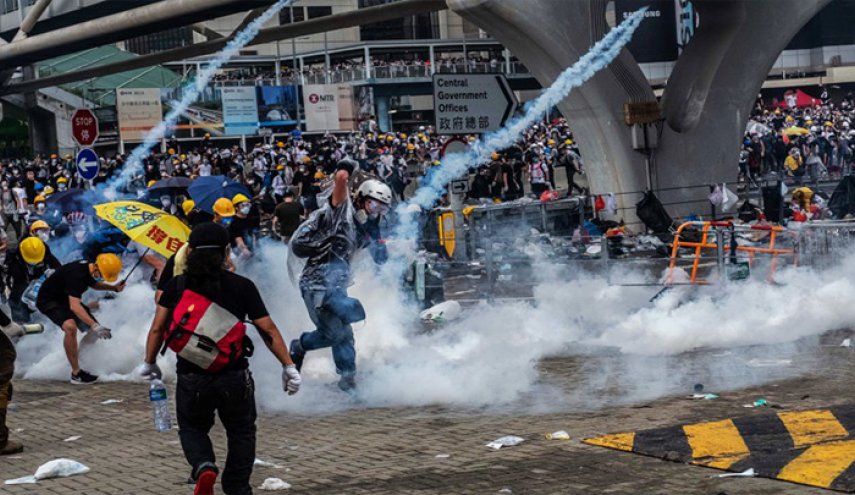 إصابة متظاهر في هونغ كونغ برصاص أطلقته الشرطة