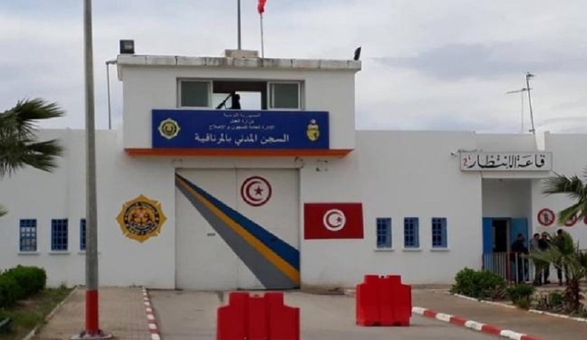 مسؤول تونسي يلقي بنفسه من سطح سجن المرناقية