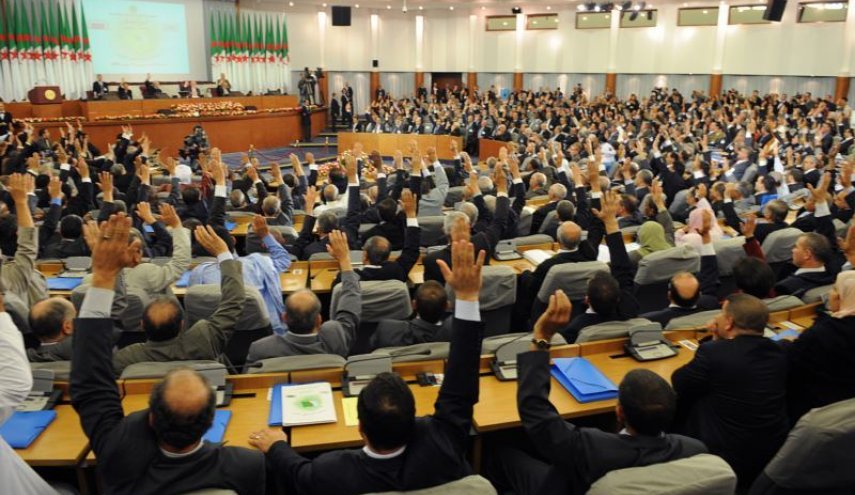 البرلمان الجزائري يصادق بالأغلبية على قانون المحروقات المثير للجدل