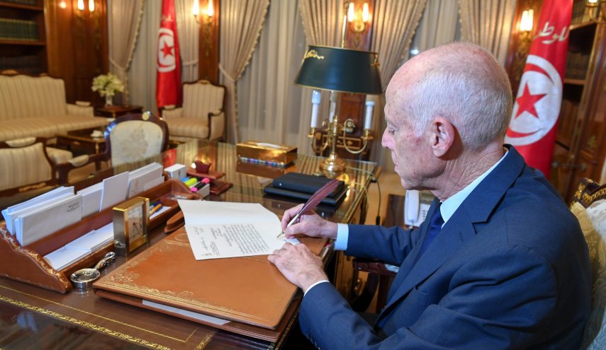 الرئيس التونسي يخط بيده رسالة تكليف تشكيل الحكومة