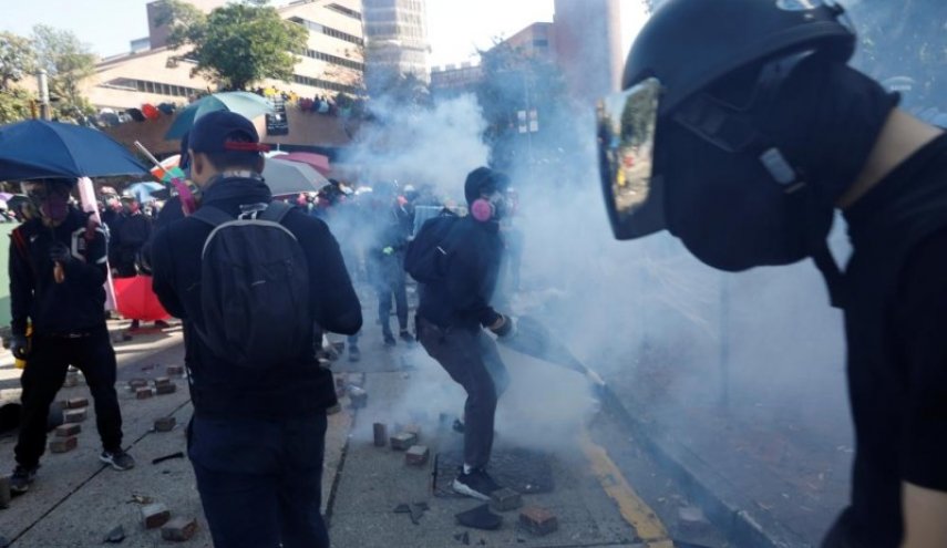 شرطة هونغ كونغ تطلق الغاز لتفريق محتجين قرب حرم جامعي