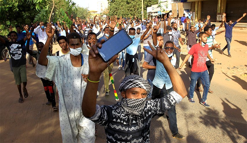 وفاة مواطن سوداني متأثرا بإصابته في مظاهرة الأحد
