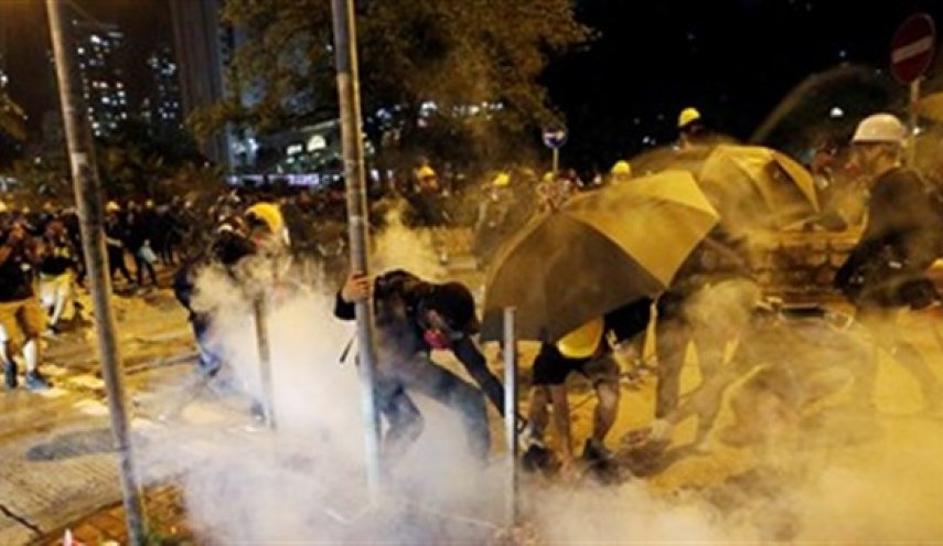 شرطة دومينيكا تطلق الغاز المسيل للدموع لتفريق المتظاهرين 

