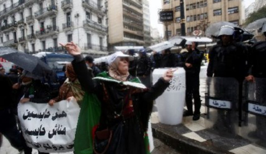 تظاهرة في الجزائر ضد الانتخابات الرئاسية وسجن معتقلي الرأي