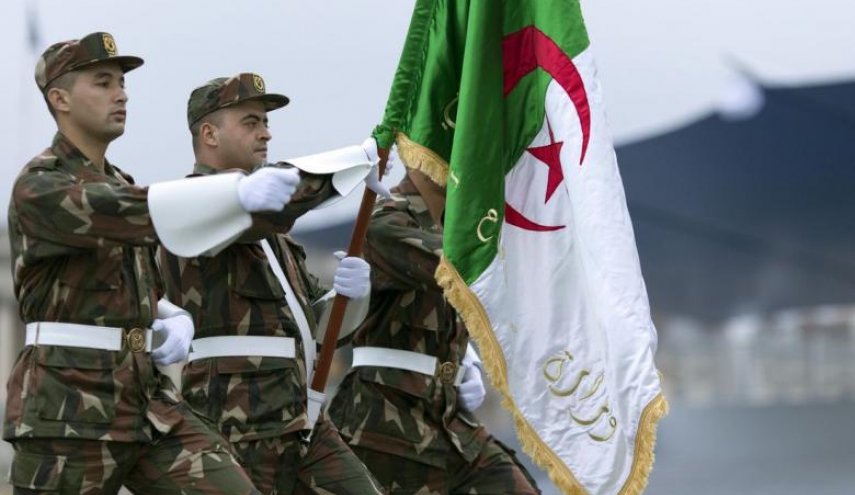 الجيش الجزائري يؤكد اتخاذ كافة الإجراءات لتأمين الانتخابات

