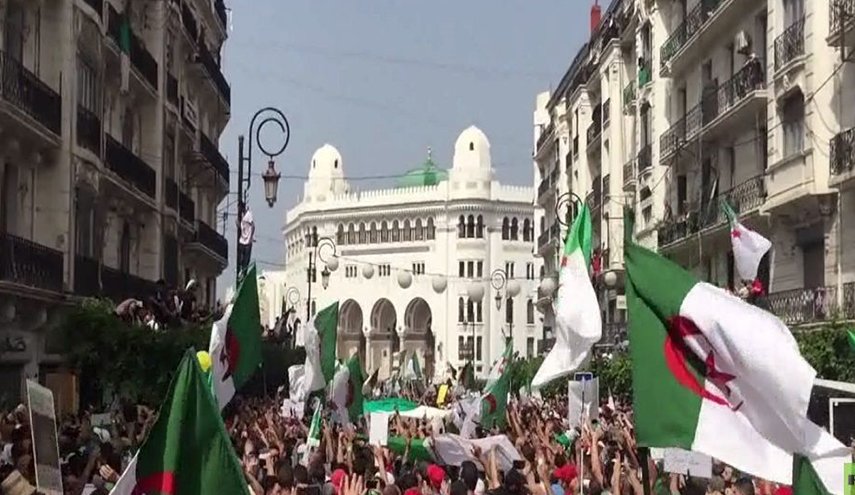 الجزائر.. تصعيد الاحتجاجات قبل انتخابات الرئاسة الشهر القادم