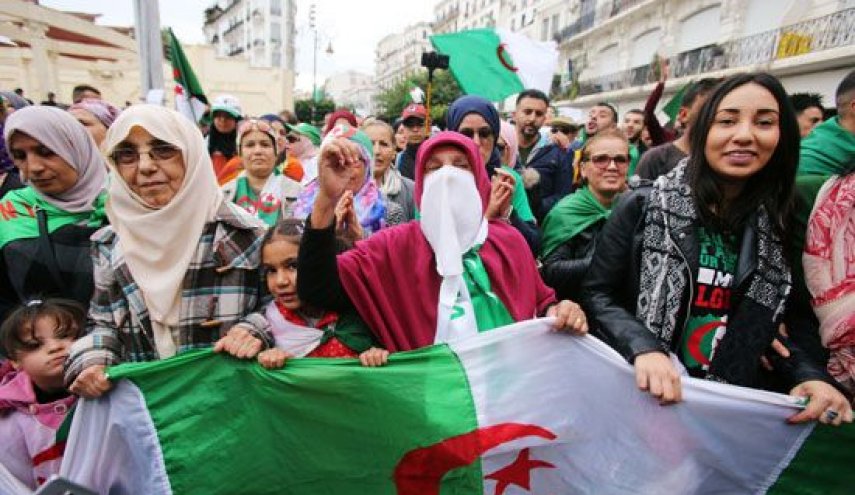 صور..الجزائريون يواصلون الضغط على السلطات لوقف الانتخابات الرئاسية
