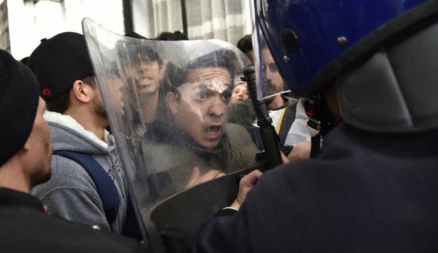 اعتقال عشرات المعارضين للانتخابات الرئاسية في الجزائر