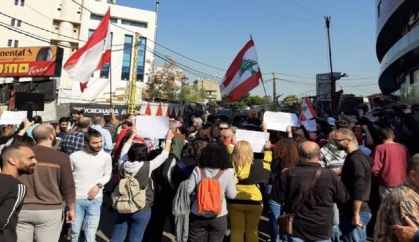 تظاهرات لبنانی‌ها در برابر سفارت آمریکا
