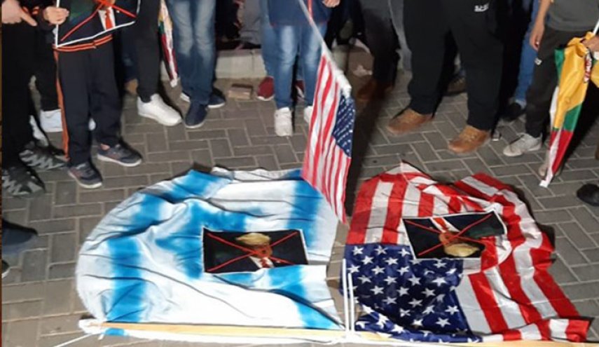 شاهد بالصورة..نشطاء يحرقون الاعلام الأمريكية والإسرائيلية بنابلس
