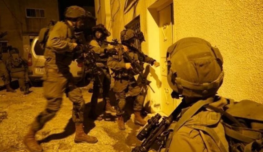 الاحتلال يعتقل 15 فلسطينياً بالضفة
