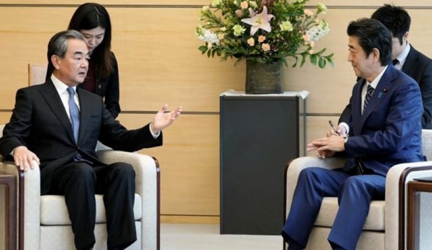 وزیر خارجه چین بعد از دیدار با «آبه»: هنگ‌کنگ بخشی از چین باقی می‌ماند
