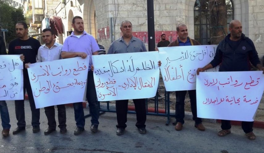 السلطة الفلسطينية تفض اعتصاما يطالب بإعادة رواتب أسرى
