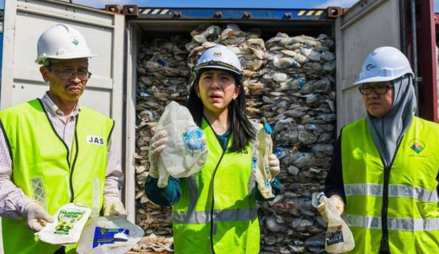 مالزی میلیون‌ها تن زباله‌ غربی‌ها را بر می‌گرداند