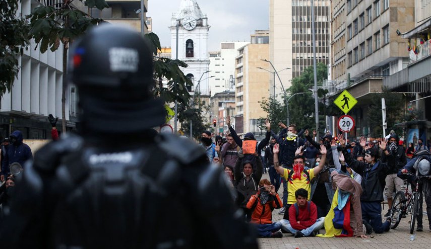 رئيس كولومبيا يستدعي المسؤولين عن الاحتجاجات 