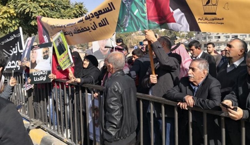 تجمع خانواده‌های اردنی بازداشت شده در عربستان مقابل پارلمان اردن