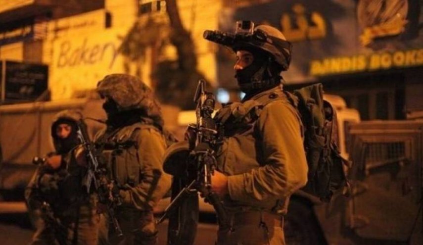 الإحتلال يعتقل 8 فلسطينياً في الضفة الغربية