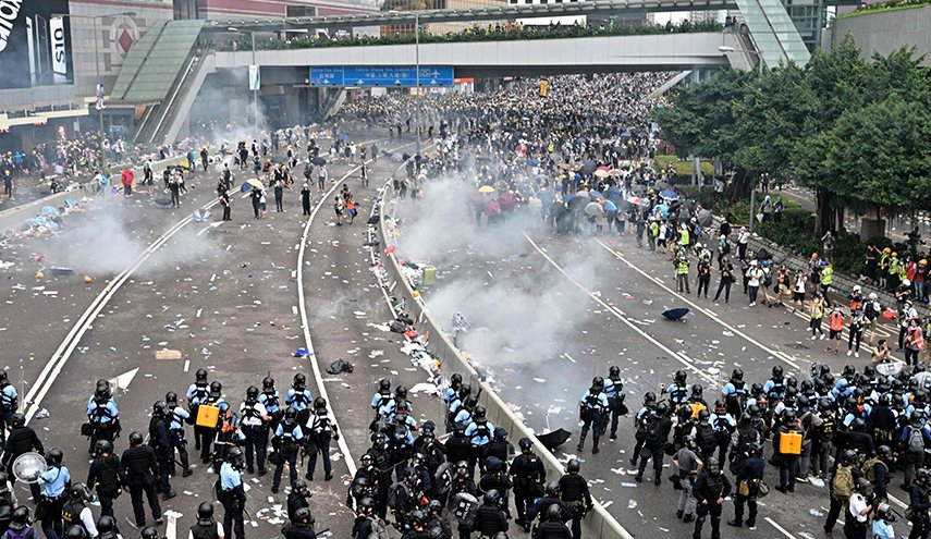 هونغ كونغ .. دعوة لاحتجاجات جديدة والشرطة تنسحب من جامعة