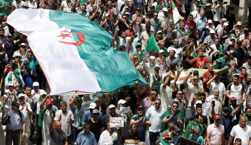الشعب الجزائري يطالب بالافراج عن معتقلي الرأي