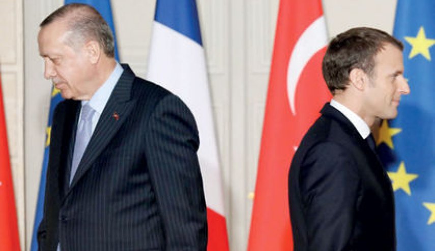 بعد 'اهانة' ماكرون.. فرنسا تعتزم استدعاء السفير التركي لديها