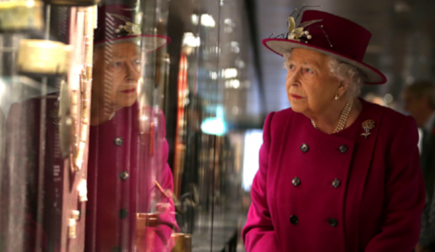 الملكة إليزابيث تفكر بالتنحي عن العرش لصالح 