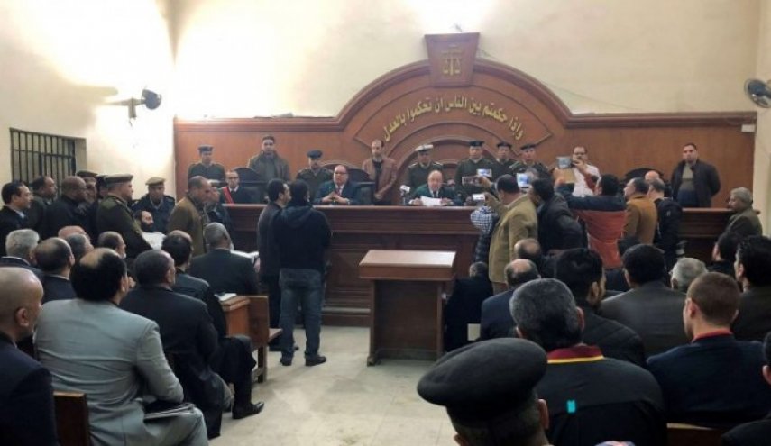 القبض على شابين أثناء تعاطيهما الحشيش داخل محكمة مصرية 