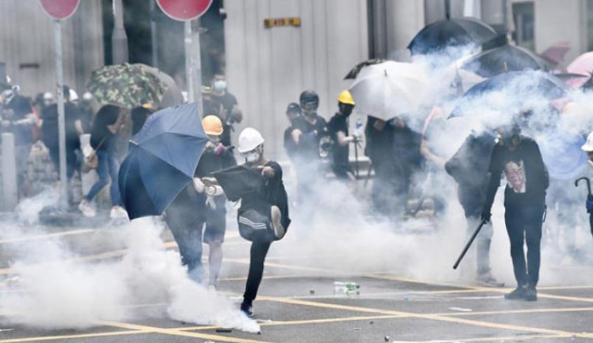هونغ كونغ.. الشرطة تطلق الغاز المسيل للدموع لتفريق محتجين