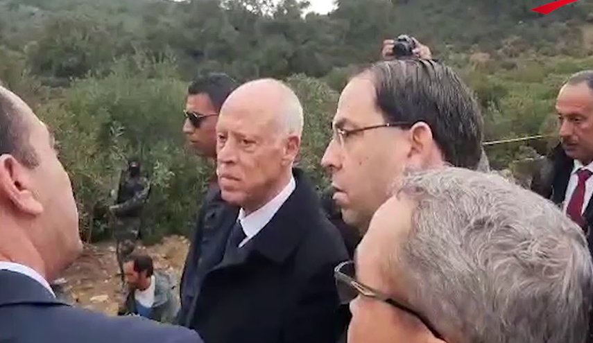الرئيس التونسي يزور مكان حادثة الحافلة التي قتل فيها 23 شخصا