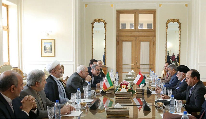 ظریف در دیدار وزیر خارجه عمان: از هر ابتکاری برای کاهش تنش در منطقه استقبال می‌کنیم
