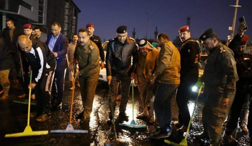 بالصور.. قائد شرطة النجف يشارك في حملة لغسل الشوارع 