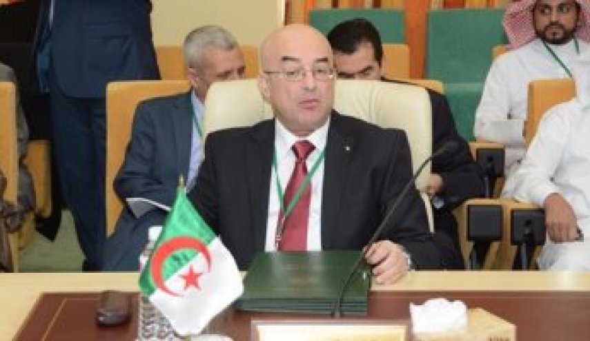 الجزائر..موقف وزير الداخلية ازاء المحتجين يغضب جزائريين