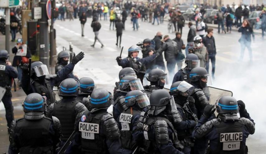الشرطة الفرنسية تعتقل 60 محتجاً على إصلاح قانون التقاعد