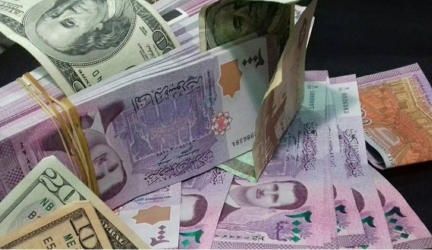مسؤول اقتصادي سوري يكشف سبب ارتفاع صرف الدولار 
