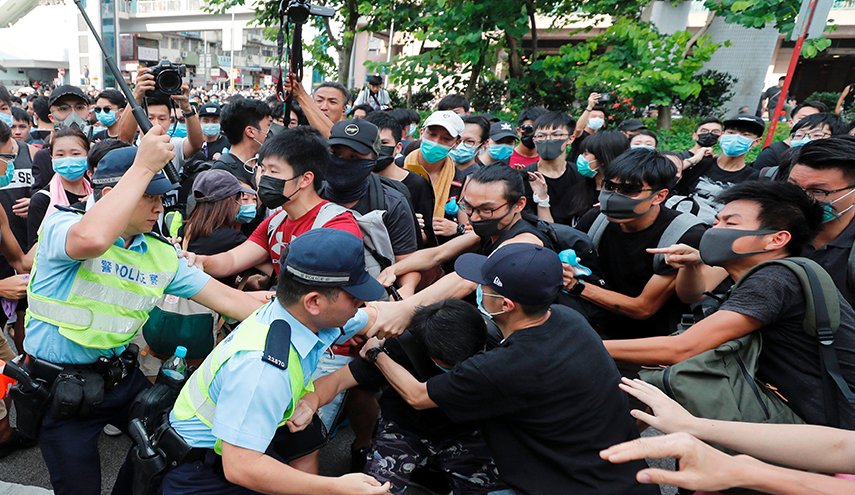 شرطة هونغ كونغ تحث المحتجين على السلمية قبل مسيرة ضخمة