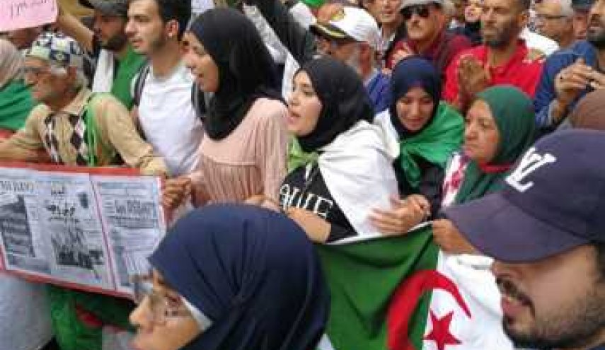 استمرار تظاهرات الجزائر ضد رموز النظام السابق
