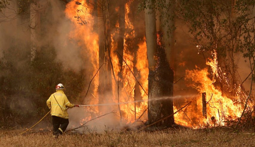 فرق الإطفاء بأستراليا تسعى لاحتواء حرائق الغابات قبل موجة حارة