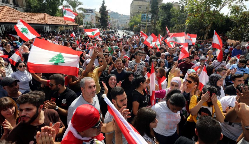 اللعب على شفا حفرة من 'الإنهيار الاقتصادي' في لبنان

