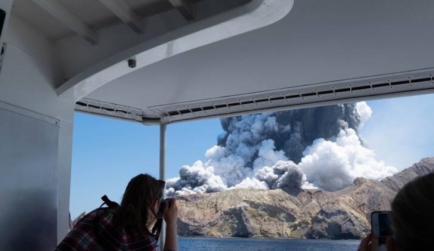 کوه آتشفشان وایت آیلاند در نیوزلند فوران کرد/ یک کشته و ۲۰ زخمی
