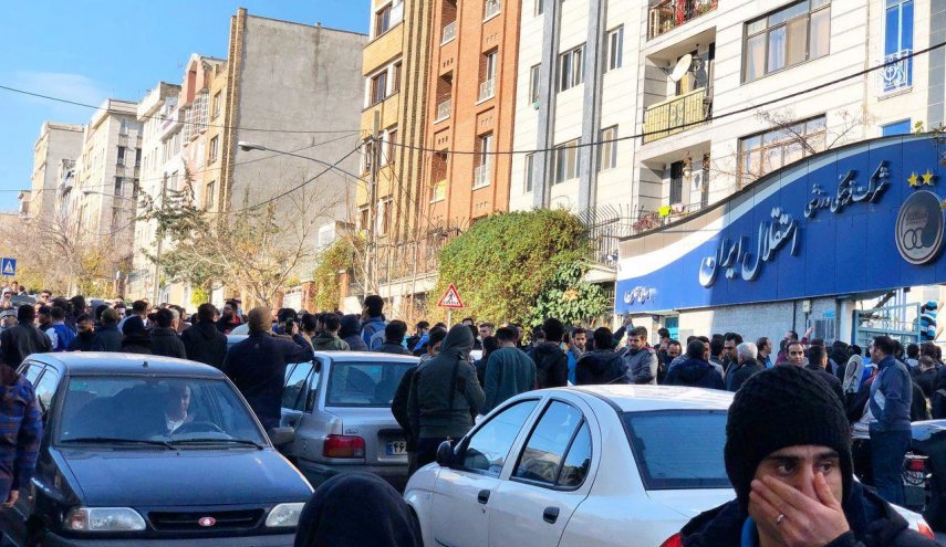 تجمع 500 نفره و هجوم هواداران به ساختمان باشگاه استقلال
