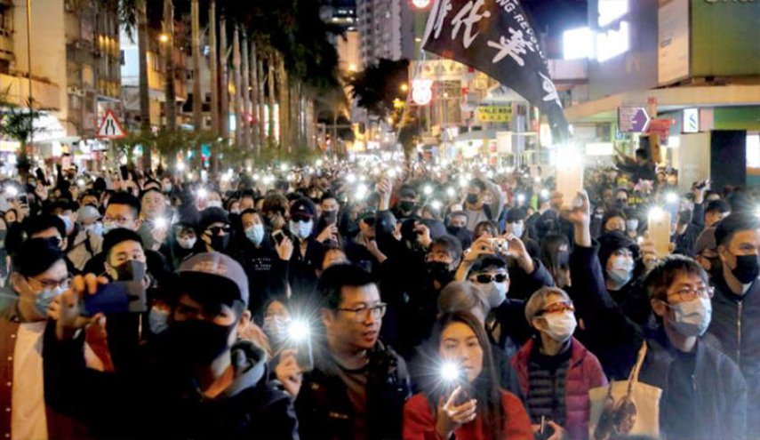 محتجو هونغ كونغ يضرمون النار بمبان حكومية