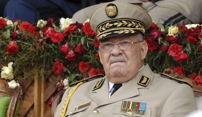 قائد الجيش الجزائري يحذّر رافضي الانتخابات
