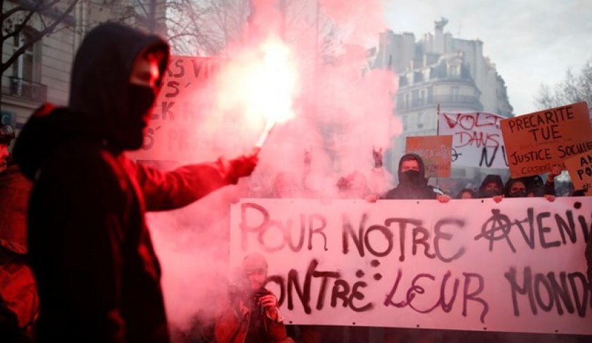 حضور صدها هزار نفری مردم فرانسه در خیابان علیه سیاست‌های ماکرون
