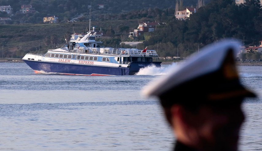 البحرية اليونانية تفتش سفينة تركية