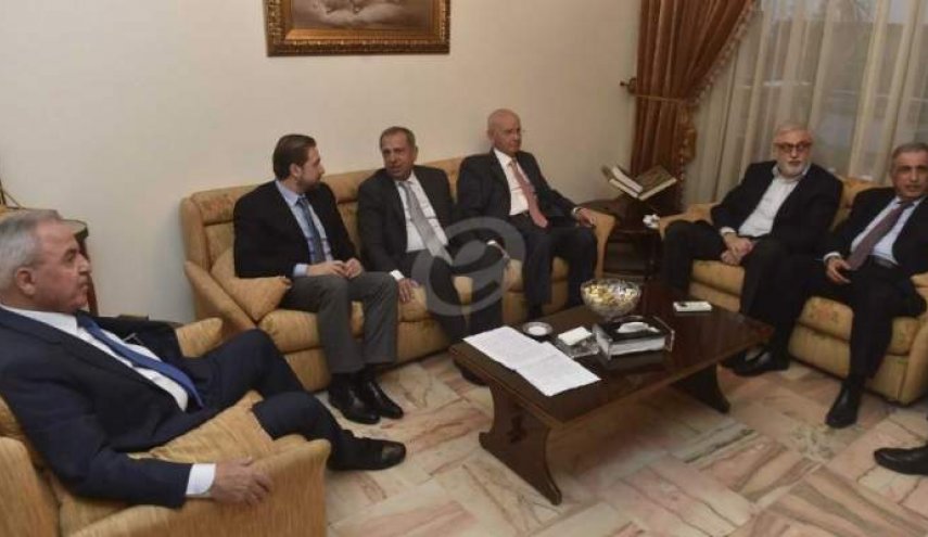 'اللقاء التشاوري' في لبنان يدعو المسؤولين للتوقف عن الدلع السياسي!