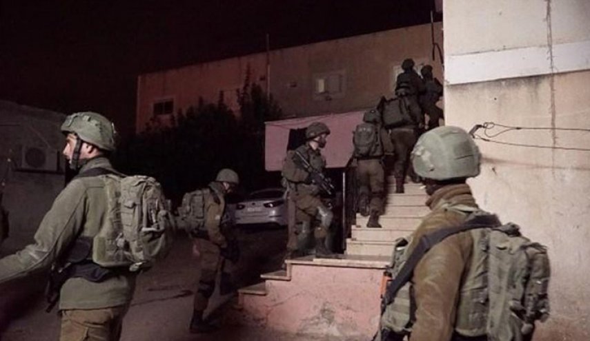 الاحتلال يعتقل 13 مواطنًا في الضفة الغربية
