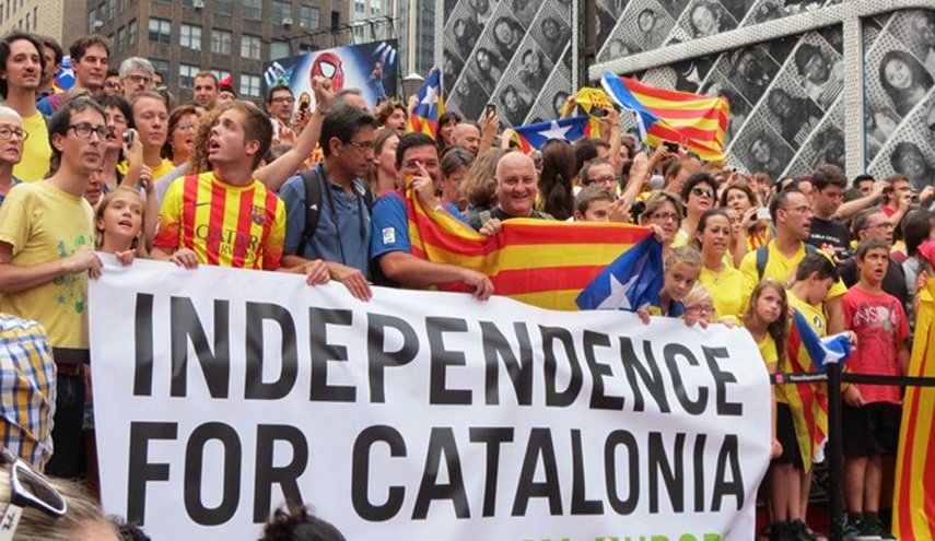 در آستانه ال‌کلاسیکو؛ صدها کاتالونیایی به خیابان ریختند