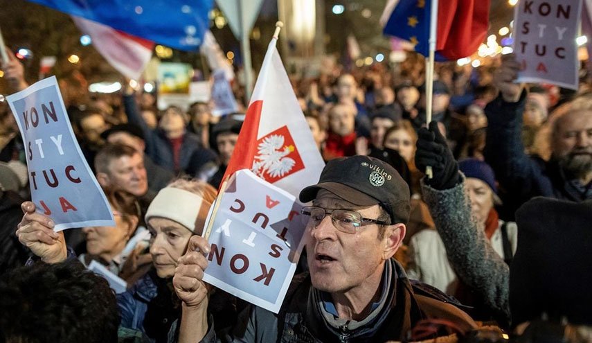    آلاف البولنديين يتظاهرون ضد قانون يهدف لمعاقبة قضاة