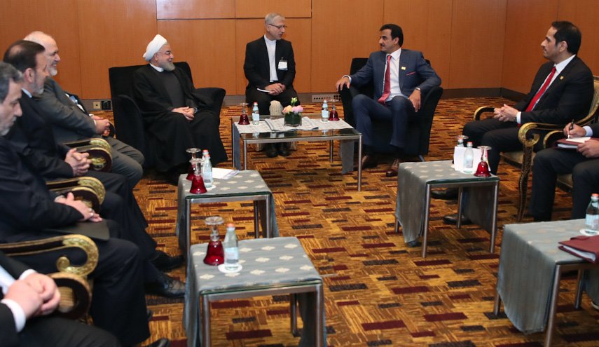 دیدار روحانی و امیرقطر در حاشیه اجلاس کوالالامپور/ تاکید بر توسعه روابط تهران - دوحه در همه زمینه ها