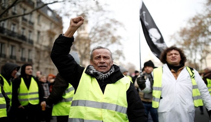 سجن شرطيين بقضايا عنف ضد السترات الصفراء في فرنسا